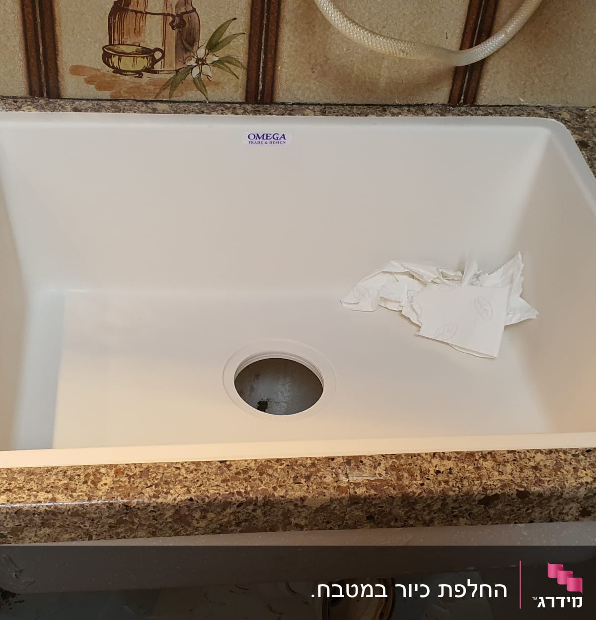 כיור מותקן על משטח שיש חום עם כלים מסביב